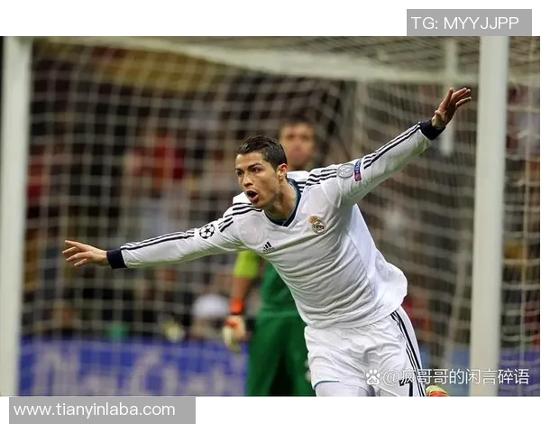 足球场惊现巨星风采震撼全场，高清图片展现球员瞬间精彩瞬间